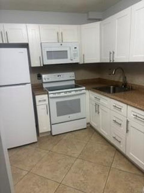 220-600 Village Green Ct, Palm Springs, FL, 33461-6520 | Card Image