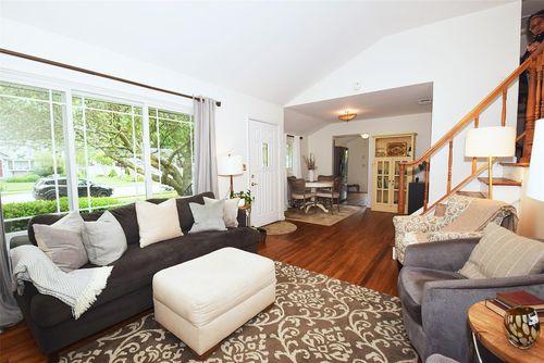 986 Gardiner Dr, Bay Shore, NY, 11706-7635 | Card Image