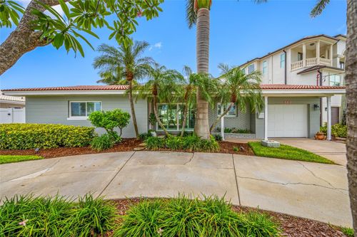 560 79th St S, ST PETERSBURG, FL, 33707-1042 | Card Image
