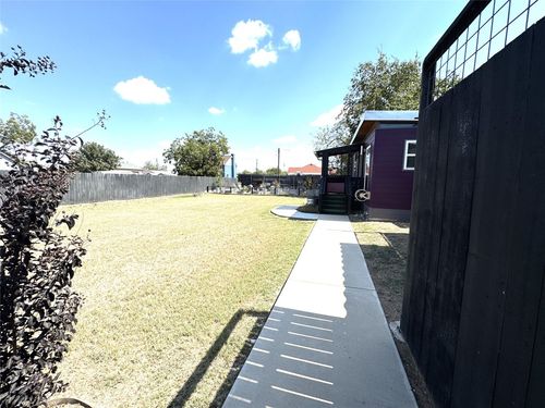 916 S Main St, Lockhart, TX, 78644-3618 | Card Image