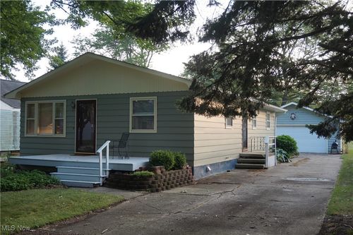 1037 Elk Dr, Ashtabula, OH, 44004-2215 | Card Image