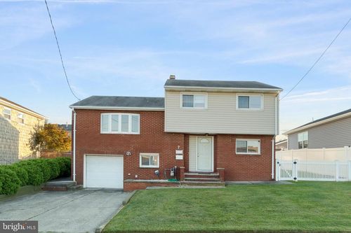 7 Sunnyside Dr, Carteret, NJ, 07008-1810 | Card Image