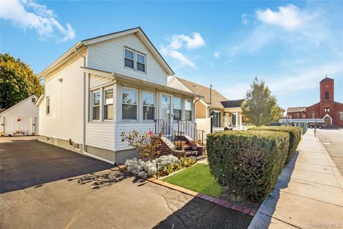 136 Elizabeth Street, Oyster Bay, NY, 11735 | Card Image
