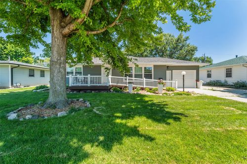 719 15th Street Pl, Nevada, IA, 50201-2413 | Card Image