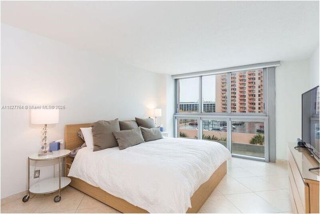 APT-605 - 2655 Collins Ave, Condo with 2 bedrooms, 2 bathrooms and null parking in Miami Beach FL | Image 5