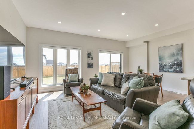 6713 Hayward Dr, House attached with 3 bedrooms, 3 bathrooms and 1 parking in London ON | Image 15