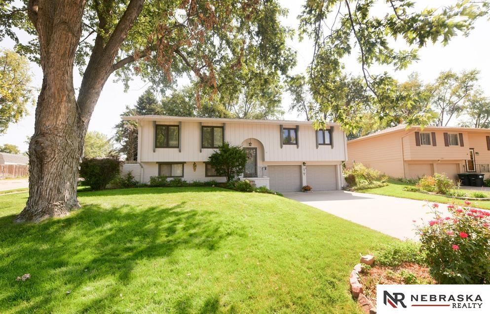 Weir St, Omaha, NE 68127