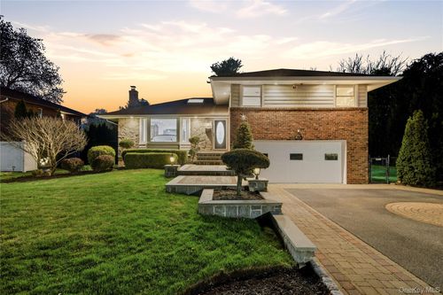 49 Canterbury Road, Oyster Bay, NY, 11797 | Card Image