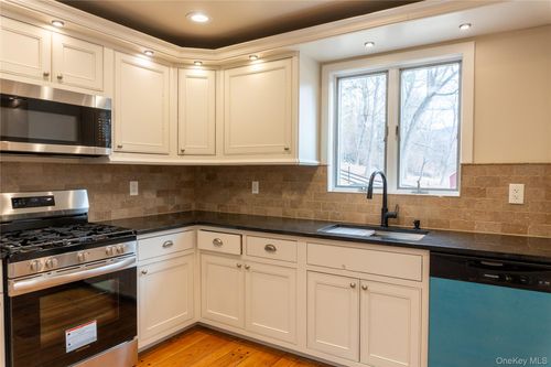 523 Shenandoah Rd, East Fishkill, NY, 12533-6861 | Card Image