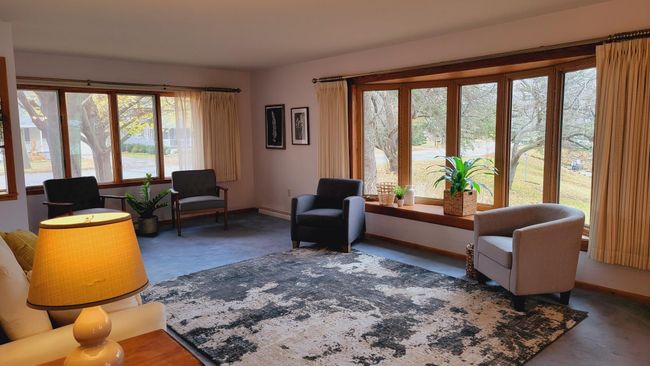 Living room with view of the lake | Image 4