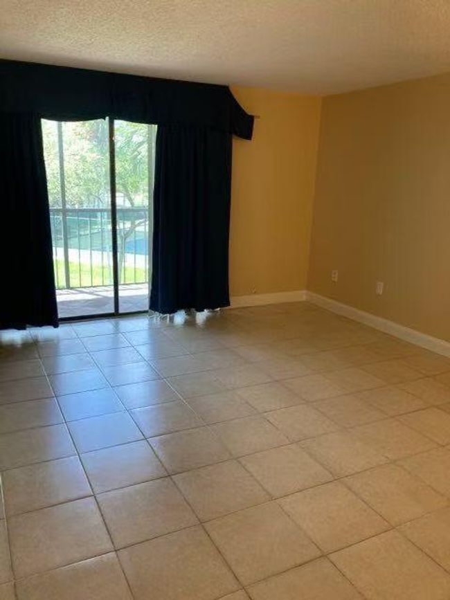 APT-322 - 8025 Sw 107 Th Ave, Condo with 2 bedrooms, 2 bathrooms and null parking in Miami FL | Image 5
