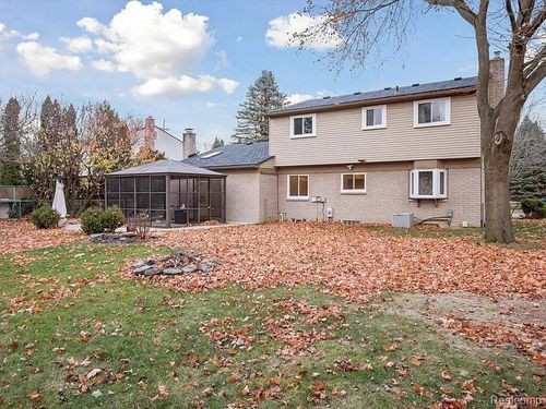 19263 Sunset St, Livonia, MI, 48152-1742 | Card Image
