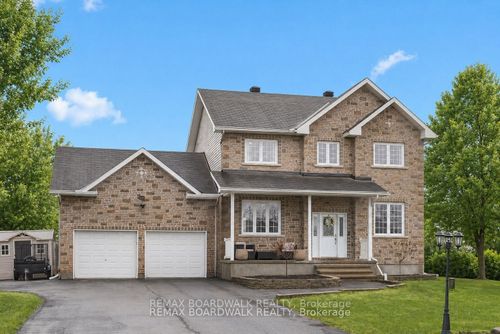 8044 Craig Farm Drive, Greely - Metcalfe - Osgoode - Vernon and Area, ON, K0A2P0 | Card Image