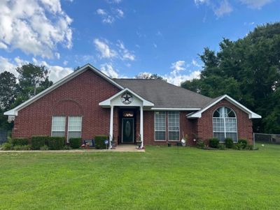 View of front facade featuring a front yard | Image 1