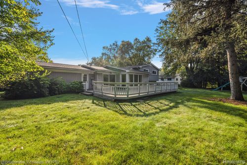 7252 Stonebrook Rd, West Bloomfield, MI, 48322-4142 | Card Image