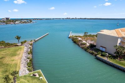 103 - 9 Harbour Isle Drive E, Condo with 2 bedrooms, 2 bathrooms and null parking in Fort Pierce FL | Image 1