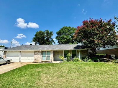 Ranch-style home featuring a garage and a front lawn | Image 3