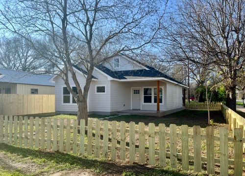 400 Washington St, Smithville, TX, 78957-2334 | Card Image
