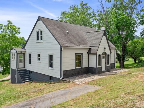 418 N Mitchell Ave, Bakersville, NC, 28705-8060 | Card Image