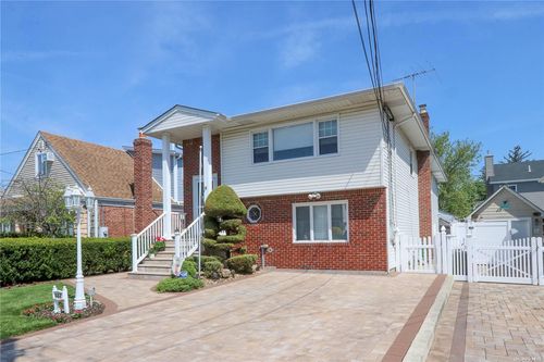 682 2nd Pl S, Garden City South, NY, 11530-5204 | Card Image