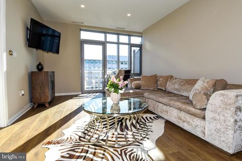 807-6506 America Blvd, HYATTSVILLE, MD, 20782-2112 | Card Image