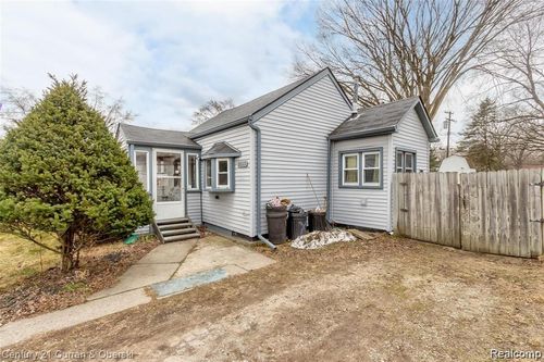 20115 Floral St, Livonia, MI, 48152-2319 | Card Image