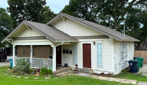 2207 N Elm St, Denton, TX, 76201-1806 | Card Image