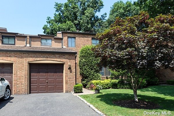 Windsor Gate Dr, New Hyde Park, NY 11040