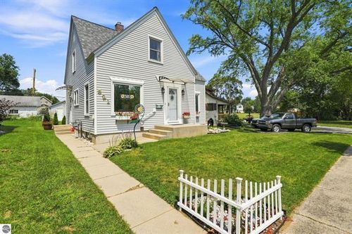 521 E Chapin St, Cadillac, MI, 49601-2263 | Card Image