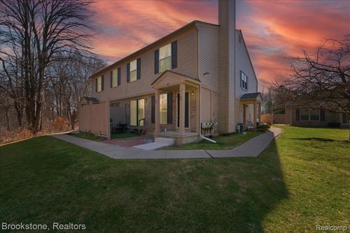 unit-3-110 Pine Tree Ridge Dr, Waterford, MI, 48327-4316 | Card Image