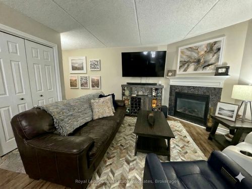 302-1460 Bishops Gate, Oakville, ON, L6M4N5 | Card Image