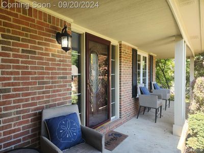 Nice front porch area | Image 3