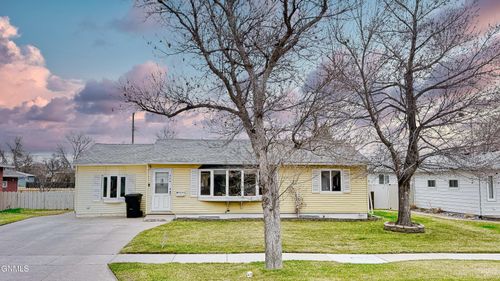 926 17th Ave W, Williston, ND, 58801-4534 | Card Image