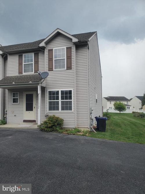 667 Walnut Tree Dr, BLANDON, PA, 19510-9633 | Card Image