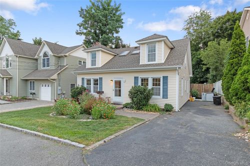11 Bay St, Bayville, NY, 11709-2906 | Card Image