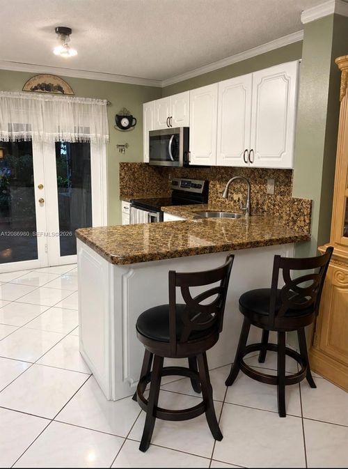 102-2403 W 76th St, Hialeah, FL, 33016-5662 | Card Image