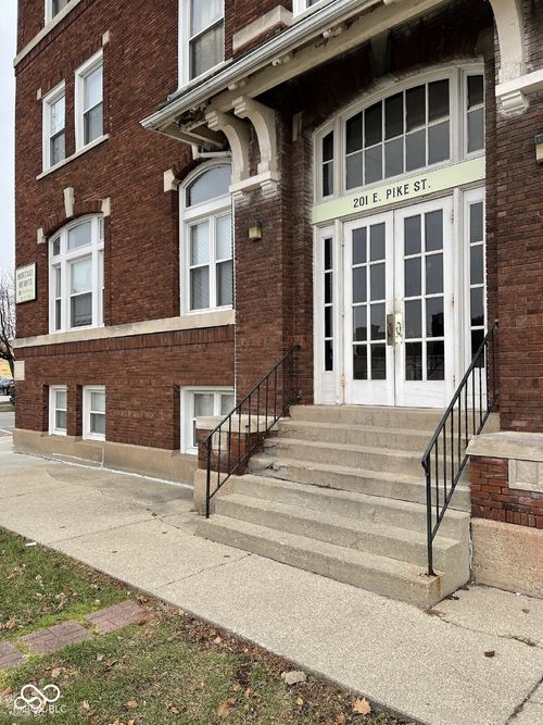 104-201 E Pike St, Crawfordsville, IN, 47933-2500 | Card Image