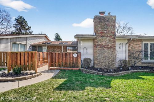 9 Willow Way, Waterford, MI, 48328-2947 | Card Image