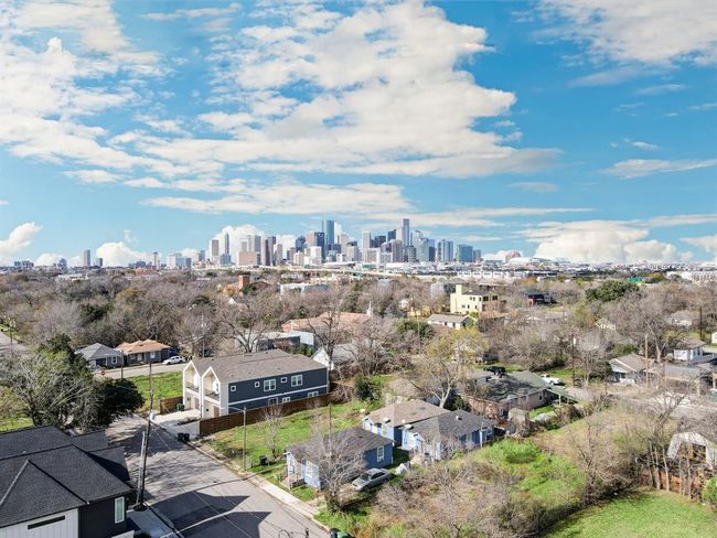 Quick access to Downtown Houston, Eado, Texas Southern University and the University of Houston. | Image 7