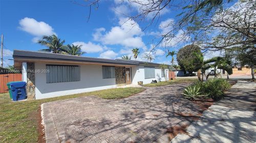 9961 Sw 13th Ter, Miami, FL, 33174-2818 | Card Image