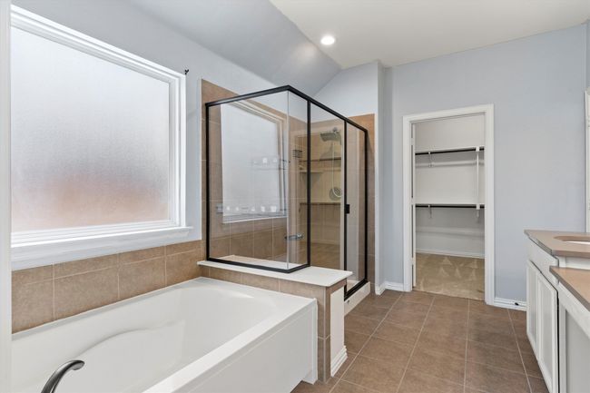 Separate tub and shower | Image 24