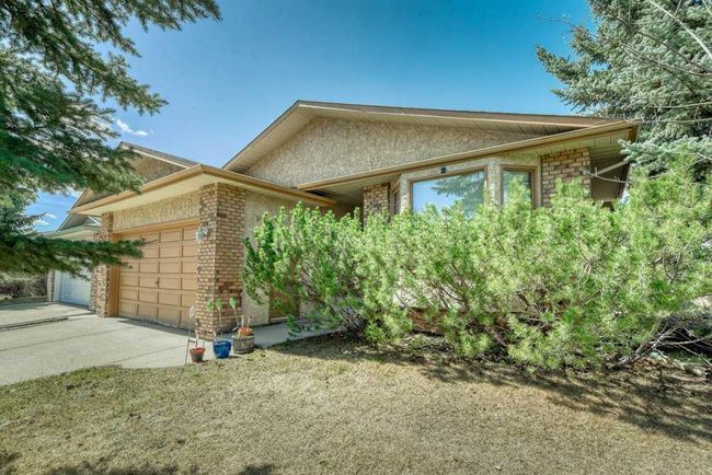 41 Sunhaven Close Se, Home with 4 bedrooms, 3 bathrooms and 4 parking in Calgary AB | Image 3