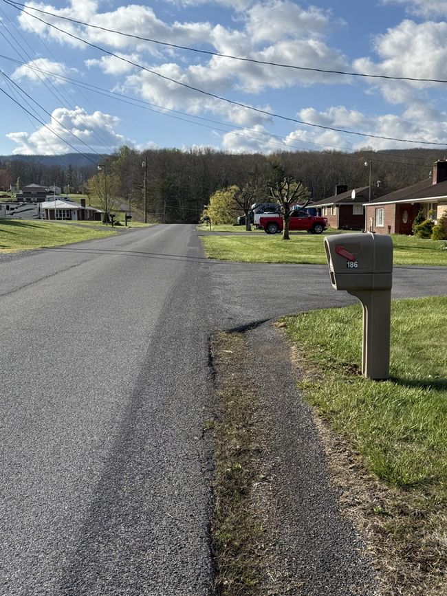186 Summit Dr, Home with 3 bedrooms, 2 bathrooms and null parking in Peterstown WV | Image 16