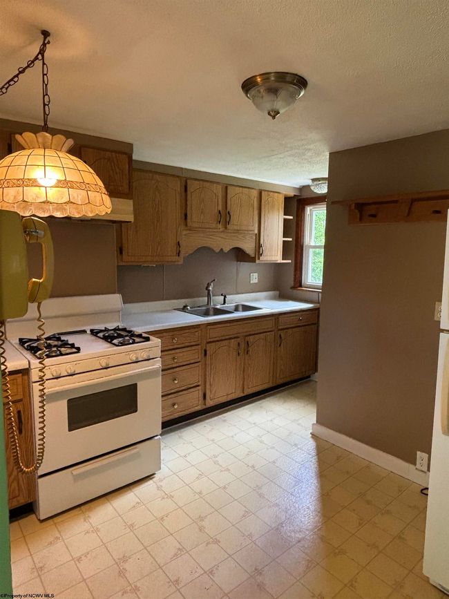 112 Center St, House other with 3 bedrooms, 1 bathrooms and 3 parking in Kingwood WV | Image 6