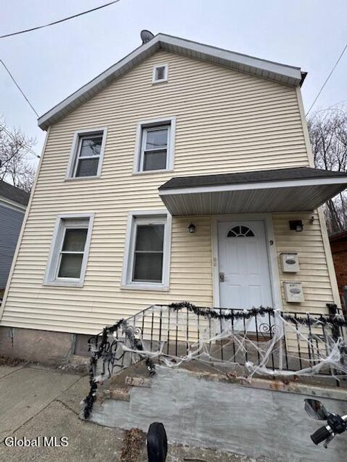 9 Sargent St, Cohoes, NY, 12047-2816 | Card Image