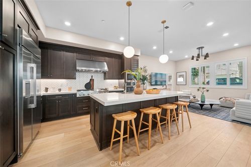 163 Crossover, Irvine, CA, 92618-3532 | Card Image