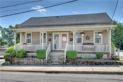 33 London St, East Greenwich, RI, 02818-3649 | Card Image