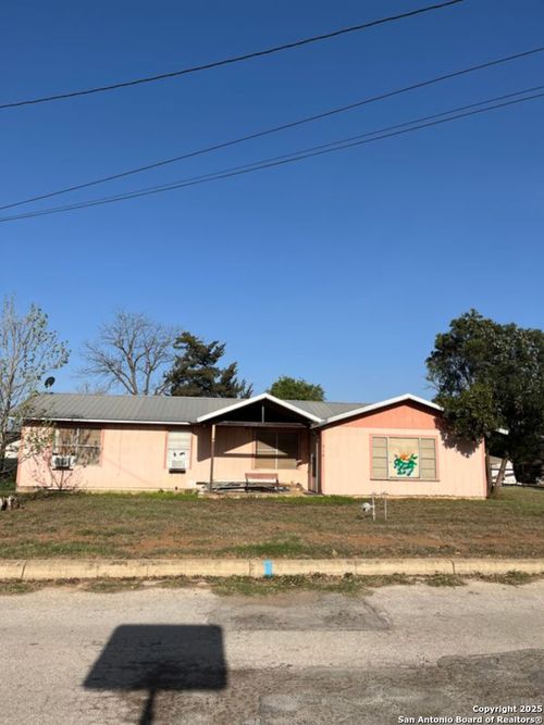 519 S Apple St, Pearsall, TX, 78061-2305 | Card Image