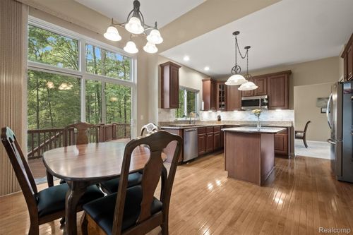 6404 Pennington Dr, White Lake, MI, 48383-4301 | Card Image