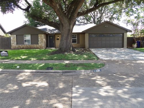 2822 Sunny Hill Ln, Farmers Branch, TX, 75234-7404 | Card Image